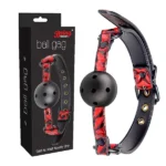 Mordaza BDSM ajustable en cuero, con costuras decorativas que resaltan su acabado premium.