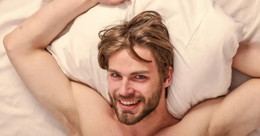 hombre feliz por usar retardantes sexuales para hombres y evitar la eyaculación precoz